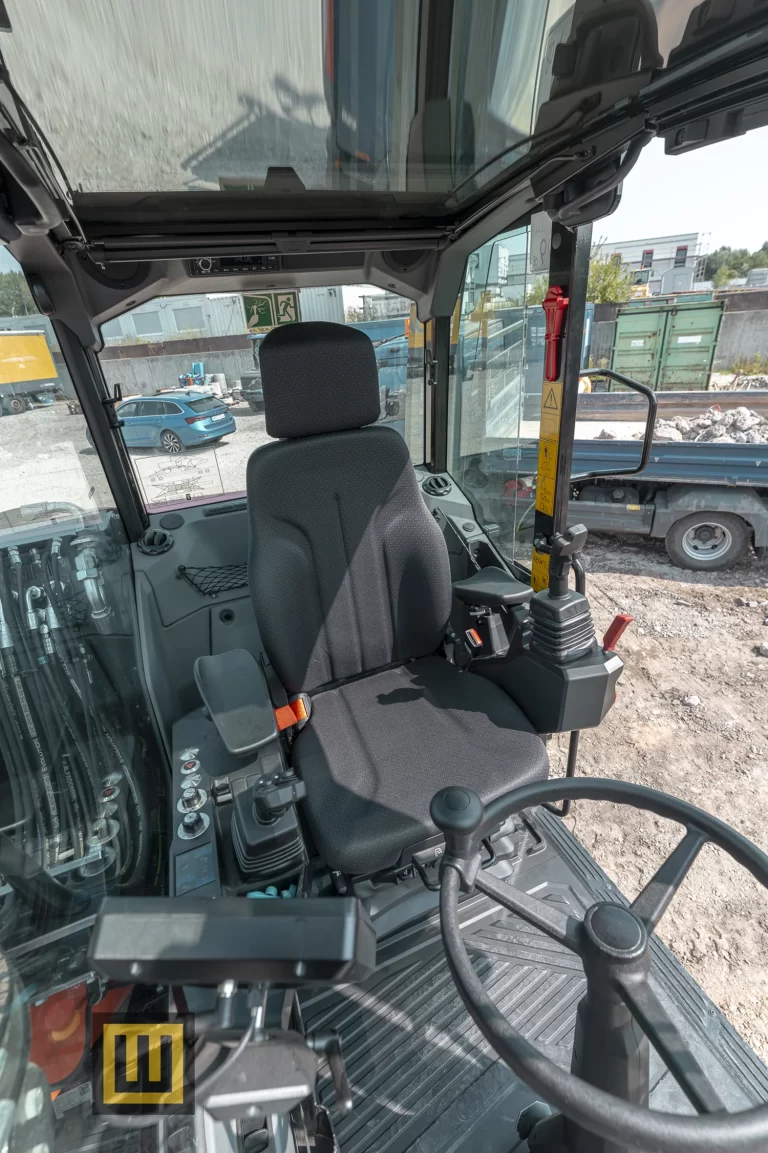Koparka kołowa Kubota KW095 wnętrze kabiny
