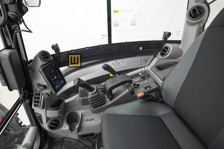 Minikoparka gąsienicowa Kubota KX042-5 panel sterowania kabina operatora wentylacja komfort pracy