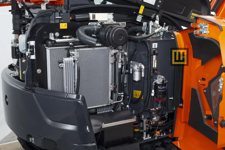 Minikoparka Kubota KX042-5 komora silnikowa
