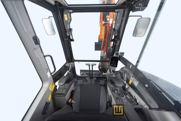 Minikoparka gąsienicowa Kubota KX042-5 kabina operatora panel sterowania joystick obsługa pojazdu