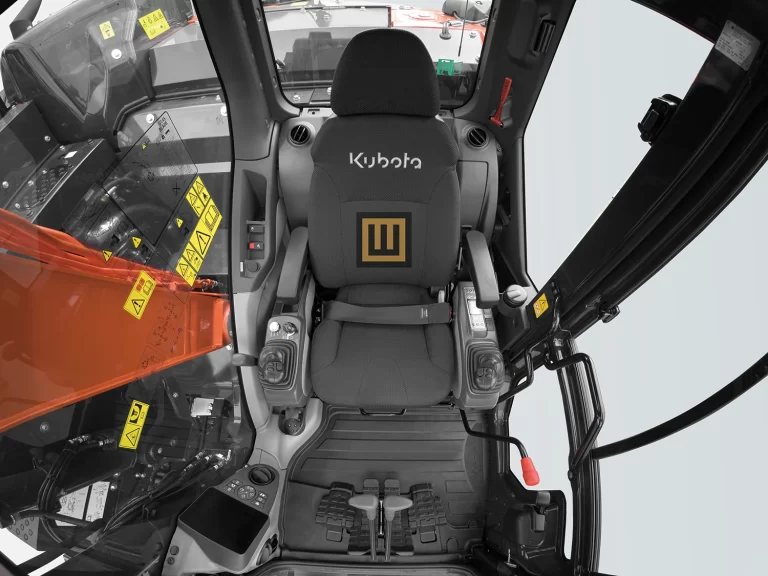 Koparka gąsienicowa Kubota U145 widok na wielofunkcyjny i ergonomiczny fotel operatora