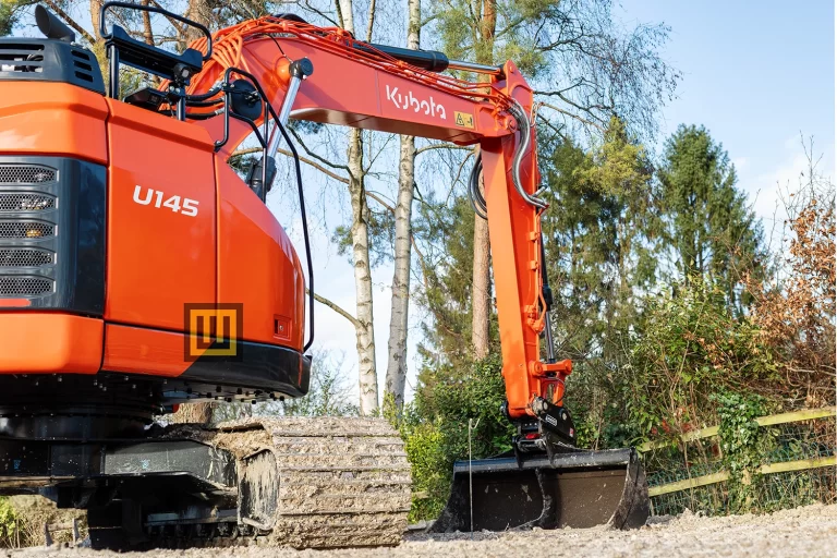 Koparka gąsienicowa Kubota U145 praca w terenie widoczny tył i bok ramienia koparki