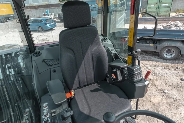 Koparka kołowa Kubota KW095 wnętrze kabiny