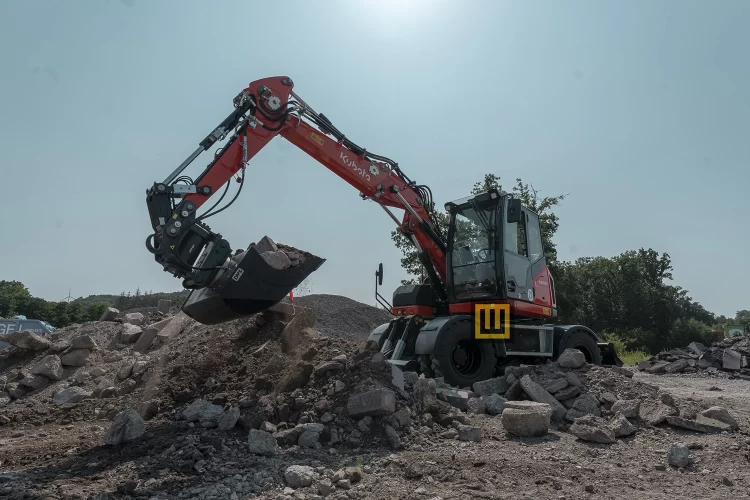 Koparka kołowa Kubota KW095 łyżka nabierająca gruz podczas robót