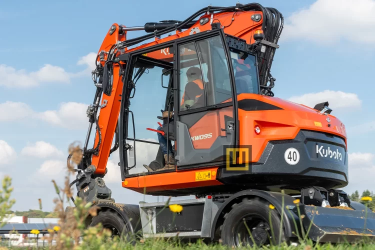 Koparka kołowa Kubota KW095 złożone ramie podczas spoczynku