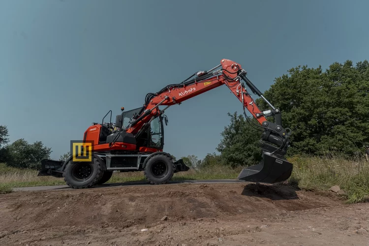Koparka kołowa Kubota KW095 praca ramieniem na wzniesieniu podczas robót