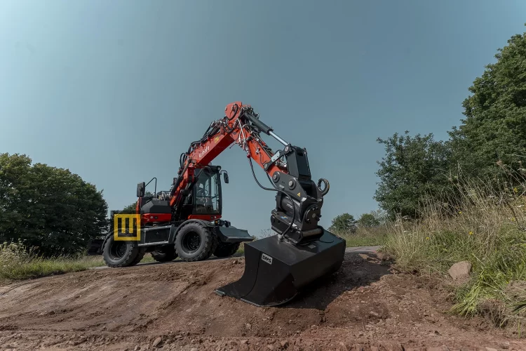 Koparka kołowa Kubota KW095 na lekkim wzniesieniu praca ramieniem