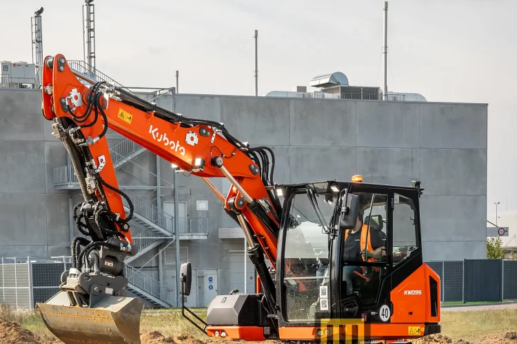 Koparka kołowa Kubota KW095 w ruchu podczas godzin pracy na budowie