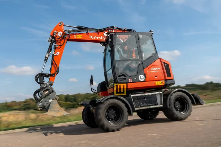 Koparka kołowa Kubota KW095 w ruchu