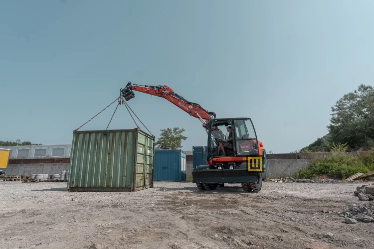 Koparka kołowa Kubota KW095 przygotowanie do podnoszenia kontenera