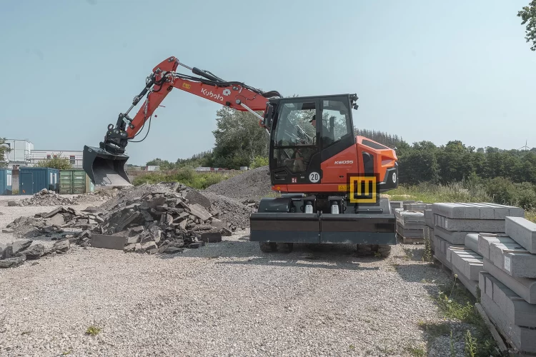 Koparka kołowa Kubota KW095 lewy bok przeczesywanie gruzu