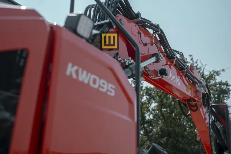 Koparka kołowa Kubota KW095 logo i napis przy ramieniu