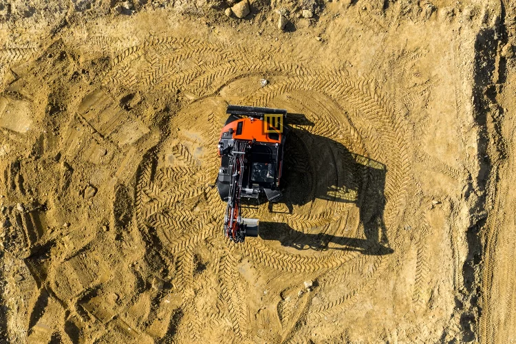 Koparka kołowa Kubota KW095 jeżdżąca po piachu