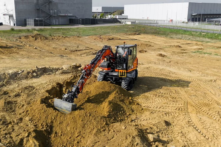 Koparka kołowa Kubota KW095 widok na koparkę z góry robiącą w piasku podczas robót