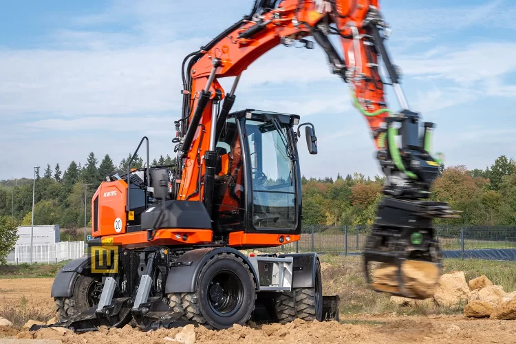 Koparka kołowa Kubota KW115 skręcona kabina podczas pracy chwytaka