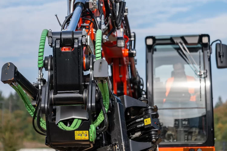 Koparka kołowa Kubota KW115 praca chwytakiem i widoczne szczegóły na osprzęcie