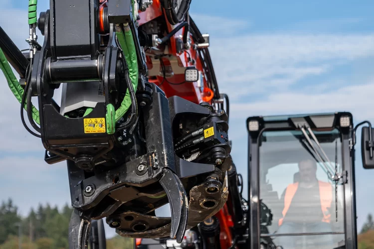 Koparka kołowa Kubota KW115 chwytak na ramieniu złamanym dwuczęściowym