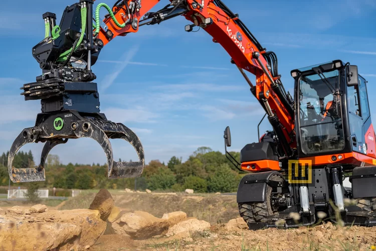 Koparka kołowa Kubota KW115 przygotowanie do pracy chwytakiem