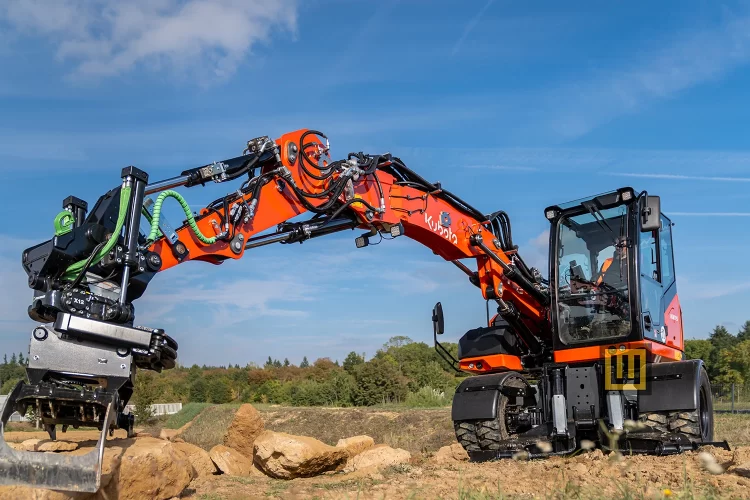 Koparka kołowa Kubota KW115 widok z przodu rozłożone ramię