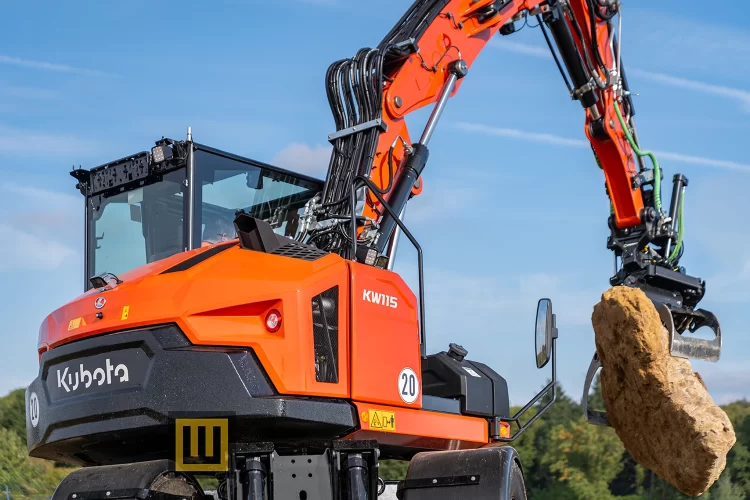 Koparka kołowa Kubota KW115 widok z tyłu podczas pracy ramieniem