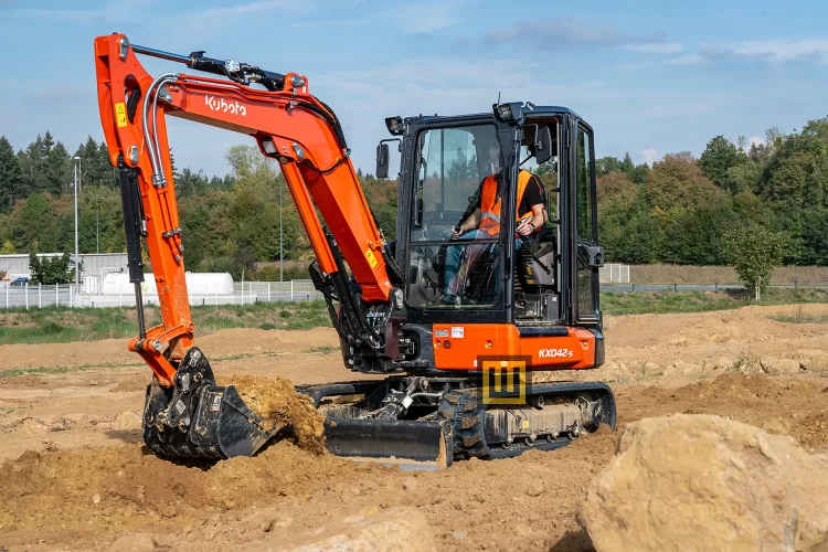 Minikoparka gąsienicowa Kubota KX042-5 nabieranie piachu