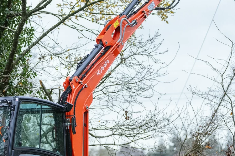 Minikoparka gąsienicowa Kubota KX042-5 praca z osprzętem z wysokimi elementami roślinności