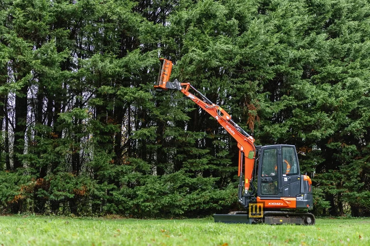 Minikoparka gąsienicowa Kubota KX042-5 cięcie gałęzi