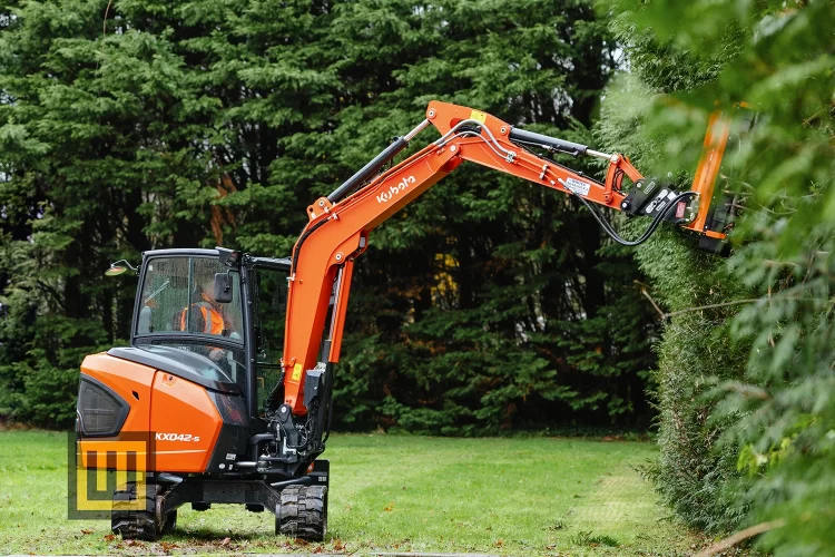 Minikoparka gąsienicowa Kubota KX042-5 przycinanie krzewów