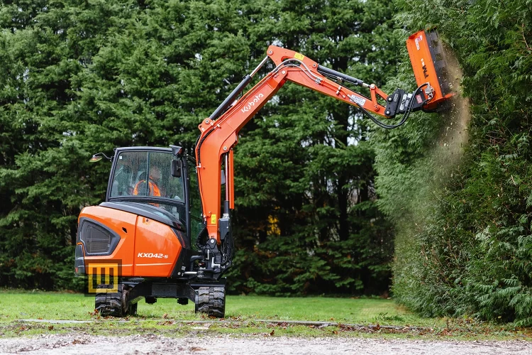 Minikoparka gąsienicowa Kubota KX042-5 osprzęt praca z roślinnością