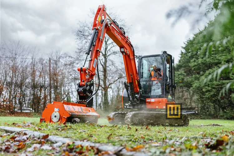 Minikoparka gąsienicowa Kubota KX042-5 trawa
