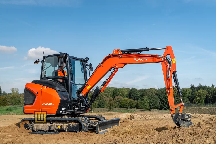Minikoparka gąsienicowa Kubota KX042-5 widoczna koparka z boku w pracy