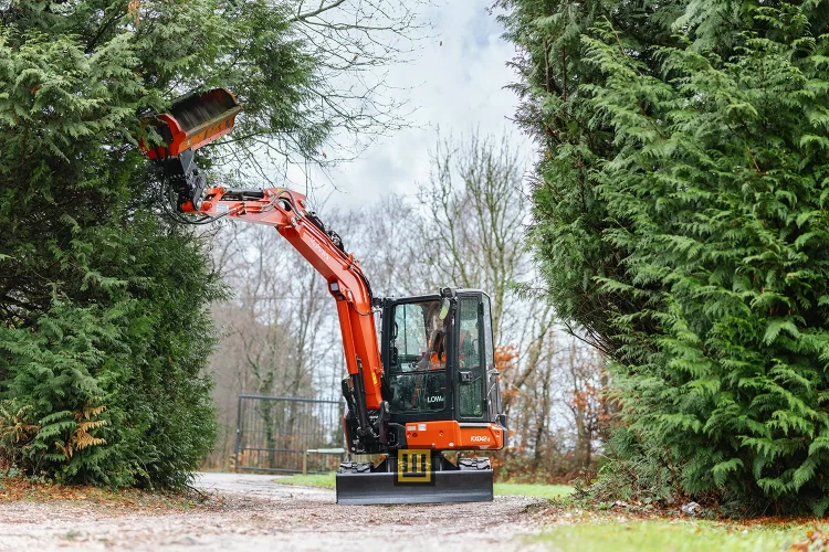 Minikoparka gąsienicowa Kubota KX042-5 widok od przodu która przycina korony drzew