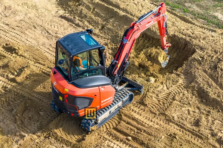 Minikoparka gąsienicowa Kubota KX042-5 widoczna z góry podczas pracy