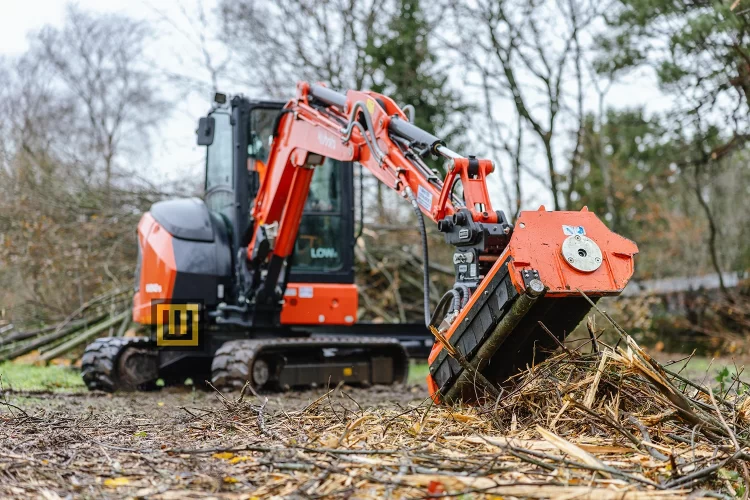 Minikoparka gąsienicowa Kubota KX042-5 praca osprzętem w celu zbierania