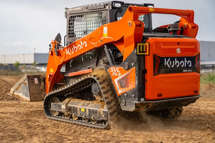 Ładowarka gąsienicowa Kubota SVL75-3 z szerokimi gąsienicami idealnymi do prac leśnych i komunalnych