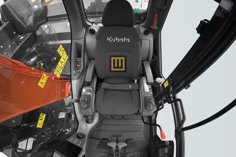 Koparka gąsienicowa Kubota U145 widok na wielofunkcyjny i ergonomiczny fotel operatora