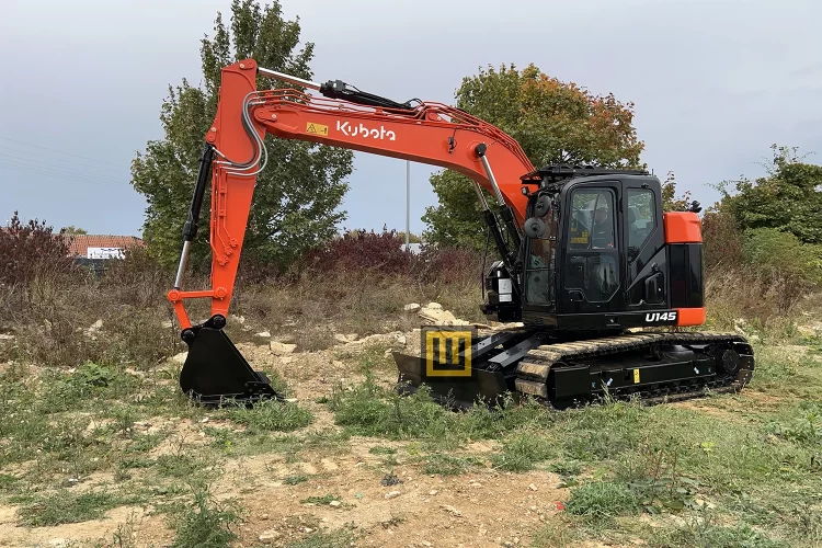 Koparka gąsienicowa Kubota U145 praca na utwardzonym terenie