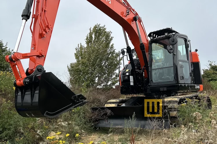 Koparka gąsienicowa Kubota U145 profesjonalna koparka w terenie widok z przodu