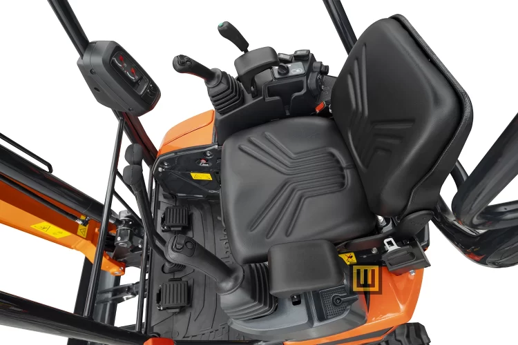 Minikoparka gąsienicowa Kubota U18-5 kabina operatora i jej elementy takie jak fotel monitor z motogodzinami joistick pedały do jazdy