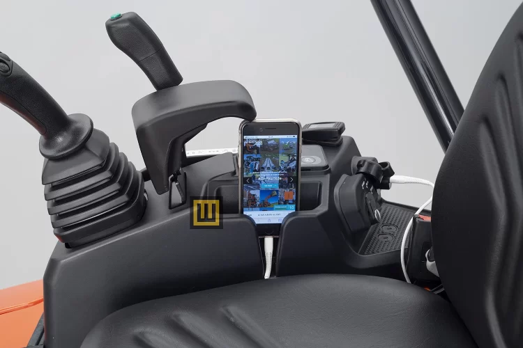 Minikoparka gąsienicowa Kubota U18-5 w kabinie operatora joystick i fotel