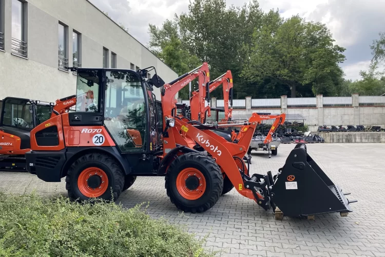 ladowarka-kolowa-kubota-r070-nowa-generacja