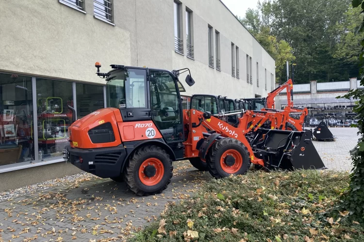 ladowarka-kolowa-kubota-r070-prawy-bok