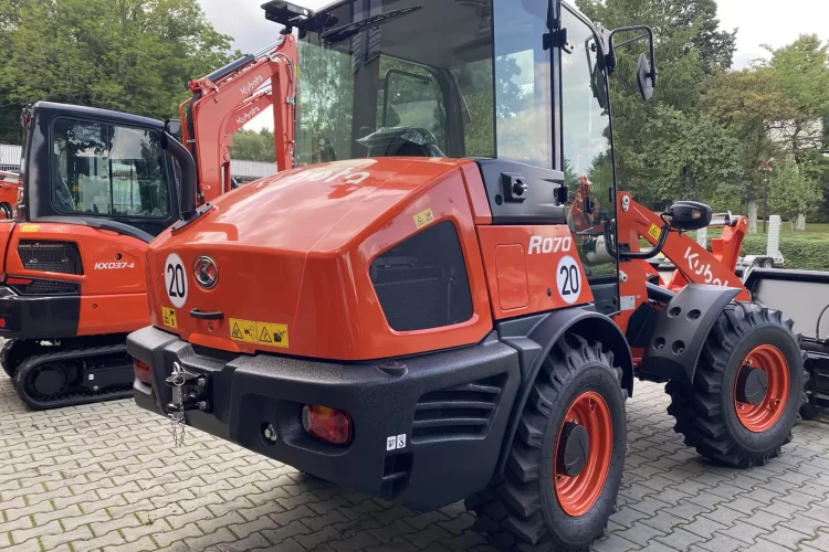 ladowarka-kolowa-kubota-r070-prawy-tyl