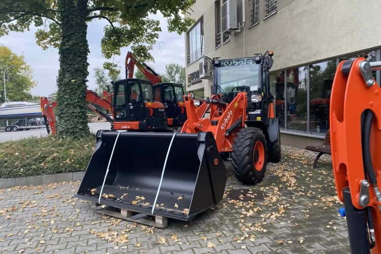 ladowarka-kolowa-kubota-r070-przod-nowy-model