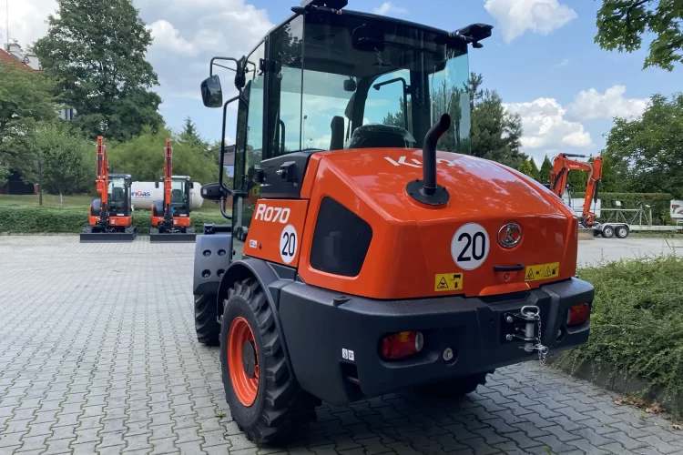 ladowarka-kolowa-kubota-r070-tyl