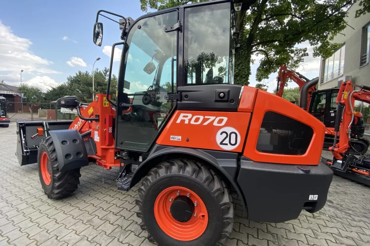 ladowarka-kubota-r070-lewy-tyl