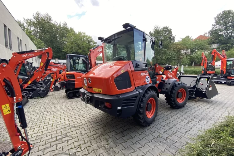 ladowarka-kubota-r070