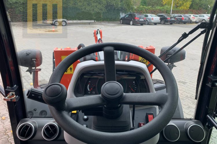 Ładowarka kołowa KUBOTA R090 kabina wnętrze