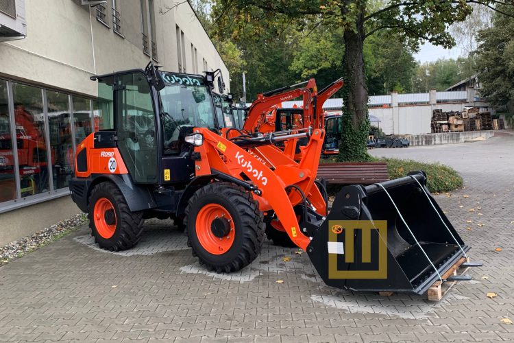Ładowarka kołowa KUBOTA R090 prawy bok