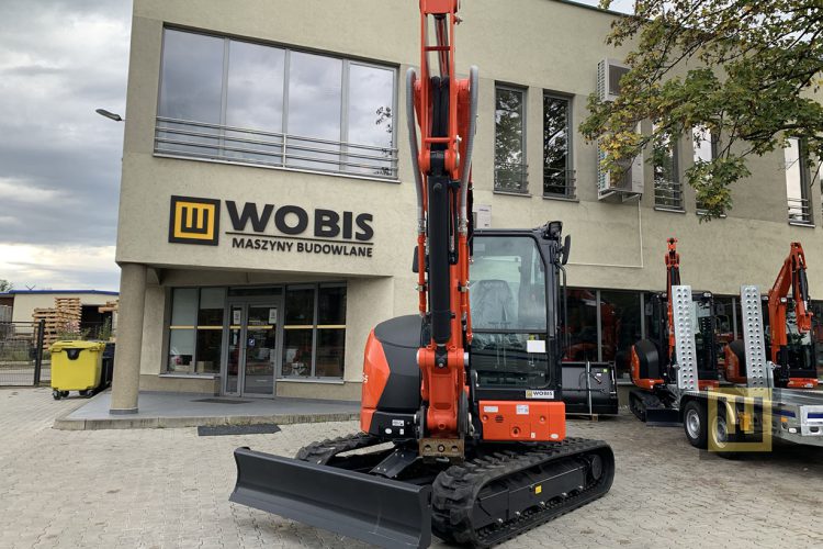 Minikoparka Kubota U56-5 budynek WOBIS